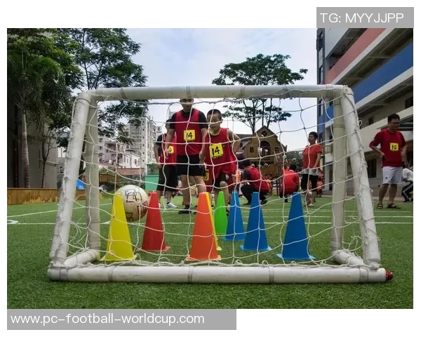孩子们的足球游戏乐园探索与团队合作的快乐体验